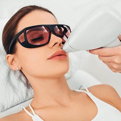 Une peau lisse et agréable au toucher pour longtemps grâce à nos traitements d’épilation au laser Cynosure